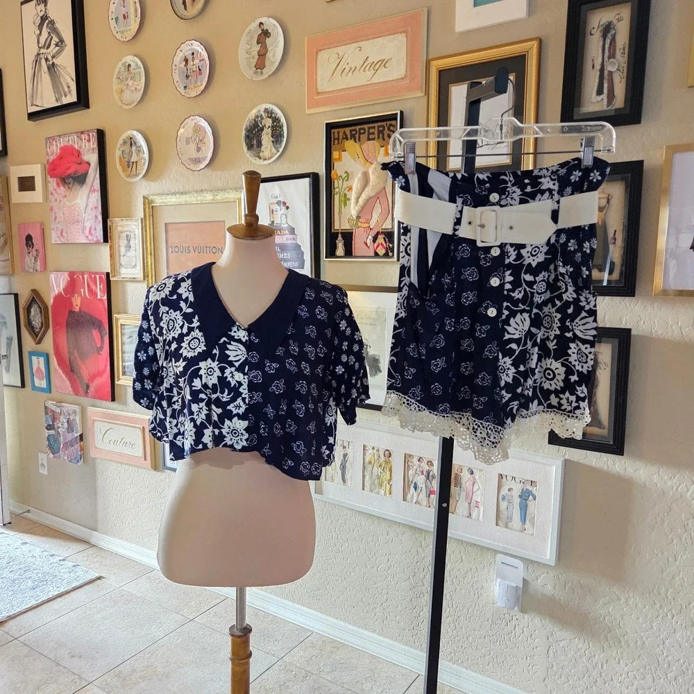 Vintage New Era Navy Floral 2 Piece Set Crop‎ Top Shorts Lace Trim Belted Medium